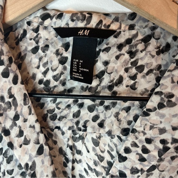 Women’s | H&M sleeveless button down sheer blouse | Size 4 - Picture 5 of 8